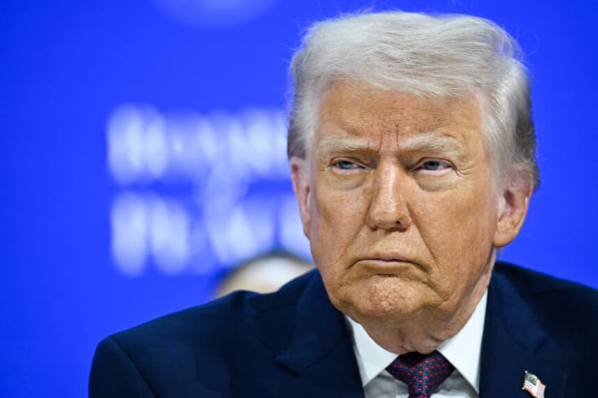 El presidente de Estados Unidos, Donald Trump, reacciona en la reunión de la “Junta de Paz” durante la reunión anual del Foro Económico Mundial (FEM) en Davos el 22 de enero de 2026. (Foto de Mandel NGAN / AFP a través de Getty Images)