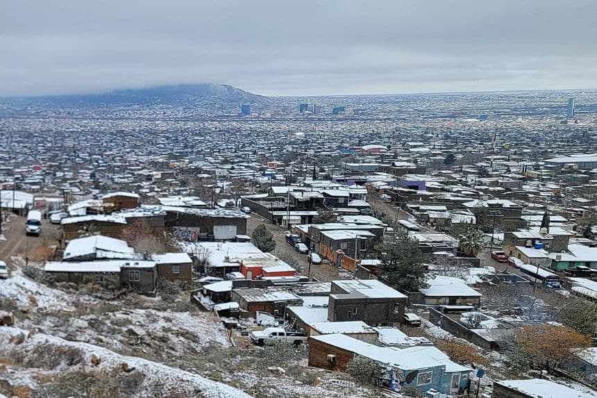 Fotografía que muestra una nevada este domingo 25 de enero, en Ciudad Juárez, México. Una nevada comenzó en Ciudad Juárez, donde la nieve ya se acumula en varios sectores, acompañada de lluvias y un marcado descenso de la temperatura que, de acuerdo con las autoridades, se intensificará en los próximos días. (EFE/Luis Torres)