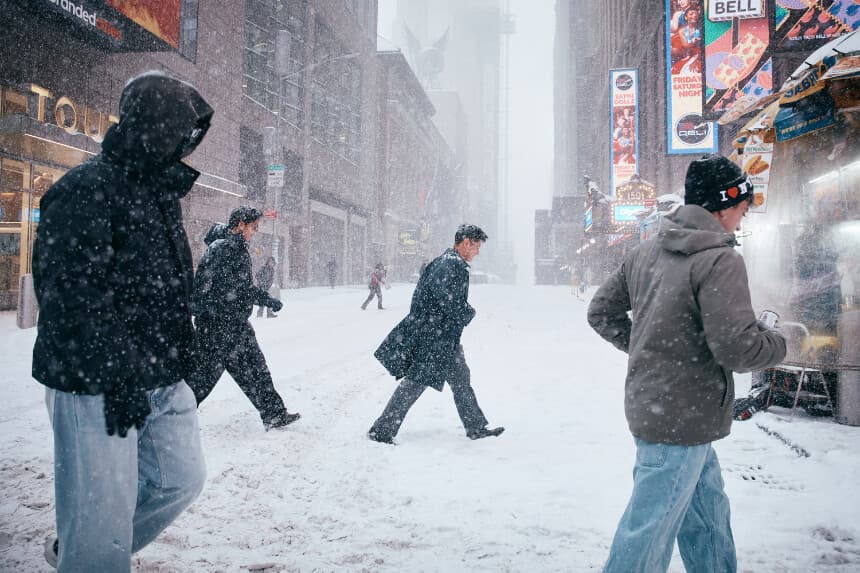 NUEVA YORK, NUEVA YORK - 25 DE ENERO: La gente cruza la calle en Times Square durante una tormenta de nieve el 25 de enero de 2026 en la ciudad de Nueva York. Una enorme tormenta invernal está trayendo temperaturas gélidas, hielo y nieve a casi 200 millones de estadounidenses. (Foto de Andres Kudacki/Getty Images).