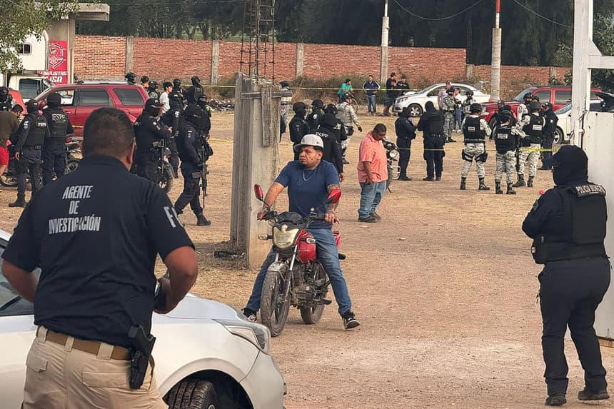 Fotografía del 25 de enero de 2026 que muestra integrantes de la Guardia Nacional de México y policías de investigación custodiando la zona donde se cometió un ataque armado en la ciudad de Salamanca, México. El ataque armado que dejó 11 muertos y una docena de heridos en el estado mexicano de Guanajuato está presuntamente relacionado con una disputa entre el Cartel Jalisco Nueva Generación (CJNG) y el Cartel Santa Rosa de Lima, según las primeras líneas de investigación difundidas este lunes. (EFE/ STR)