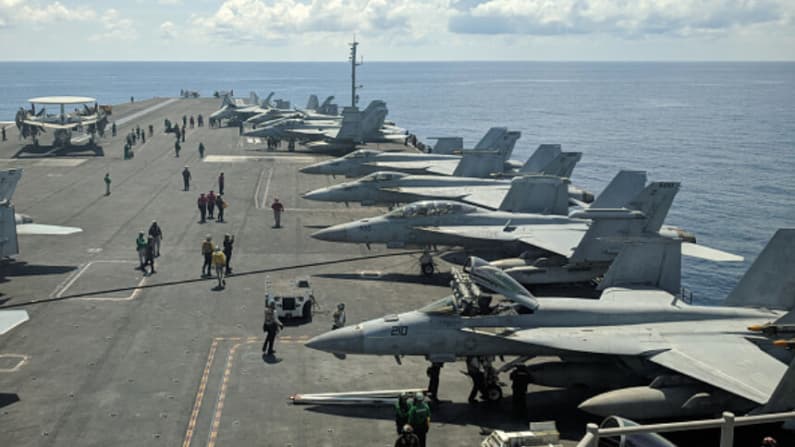 Hutíes insinúan más ataques marítimos; Irán amenaza a portaaviones de EE. UU.