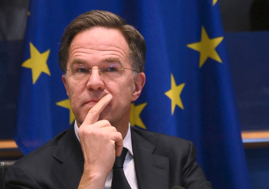 El secretario general de la OTAN, Mark Rutte, observa antes de una reunión de la Comisión de Seguridad y Defensa en el Parlamento Europeo, en Bruselas, el 26 de enero de 2026. (Nicolas TUCAT/AFP a través de Getty Images)