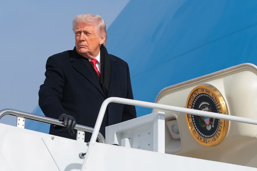 El presidente de Estados Unidos, Donald Trump, sube al Air Force One, en la Base Conjunta Andrews, Maryland, el 16 de enero de 2026. (Anna Moneymaker/Getty Images)