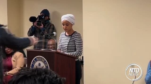 Arrestan a un hombre por rociar con una sustancia a la diputada Ilhan Omar en ayuntamiento