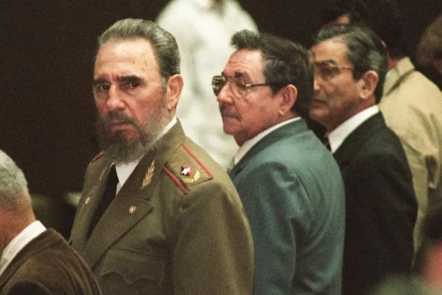El presidente cubano Fidel Castro (Izq.) y su hermano Raúl (centro), ministro de las Fuerzas Armadas cubanas, esperan junto a otros funcionarios de Cuba para iniciar la votación para elegir al nuevo presidente del Parlamento cubano en La Habana, el 24 de febrero de 1998. (ADALBERTO ROQUE/AFP vía Getty Images)