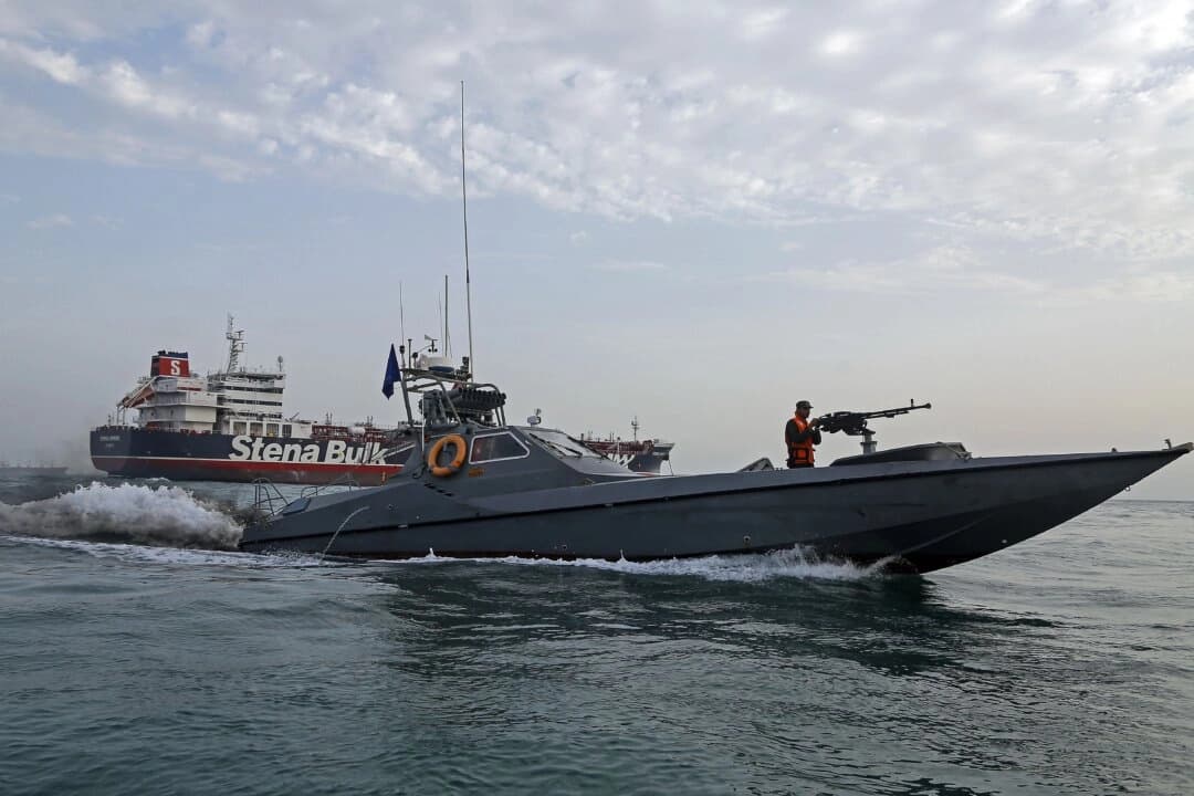 Guardias revolucionarios iraníes patrullan alrededor del petrolero de bandera británica Stena Impero el 21 de julio de 2019. (Hasan Shirvani/AFP/Getty Images)