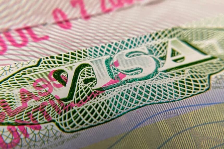 Sello de visa en un pasaporte extranjero en Los Ángeles, el 6 de junio de 2020. (Chris Delmas/AFP a través de Getty Images)