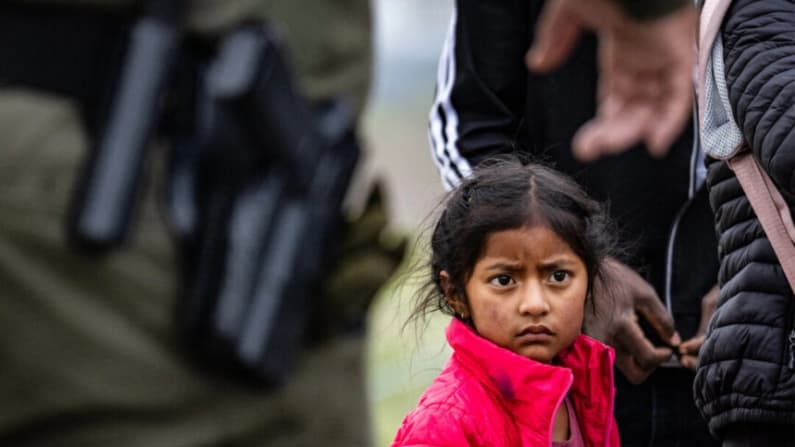 Zar fronterizo Tom Homan revela que se ha localizado a más de 145,000 niños inmigrantes ilegales