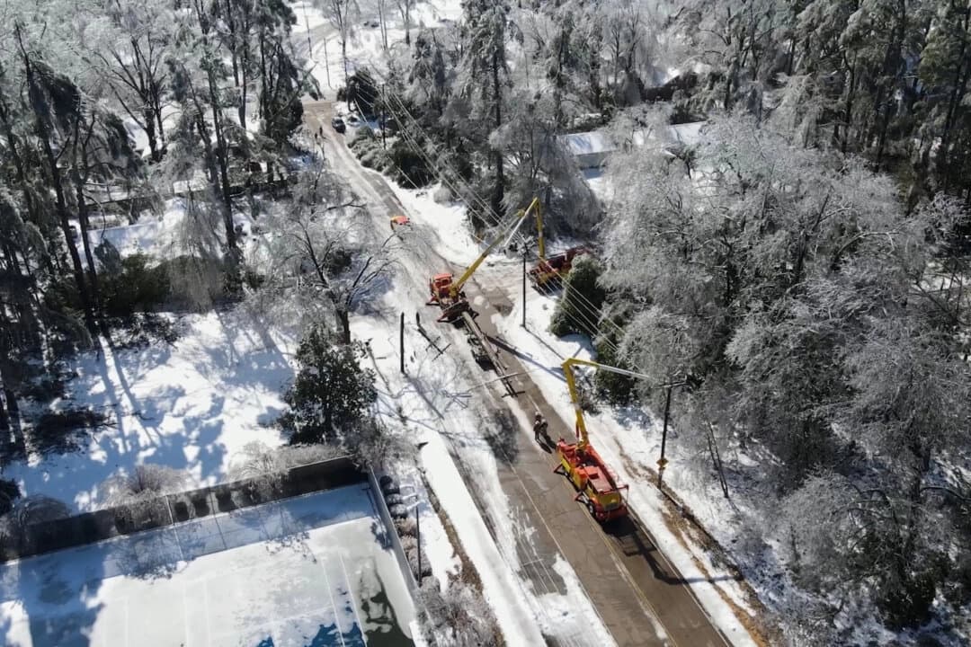 Esta imagen, tomada de un video publicado por la ciudad de Oxford, Mississippi, muestra a equipos trabajando en líneas eléctricas el martes 27 de enero de 2026. (Ciudad de Oxford, Mississippi, vía AP).