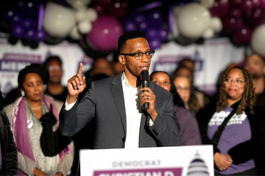 El candidato al Congreso por Texas Christian Menefee se dirige a sus seguidores durante la fiesta electoral celebrada en The Post Houston el día de las elecciones, en Houston, el 31 de enero de 2026. (Karen Warren /AP Photo)