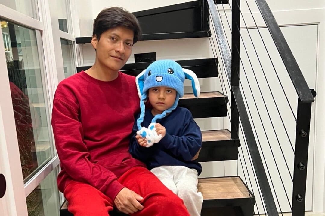 Adrian Conejo Arias y su hijo, Liam Conejo Ramos, de 5 años, en San Antonio, Texas, el 31 de enero de 2026, tras quedar en libertad del centro de detención de Dilley. (Joaquín Castro vía AP)