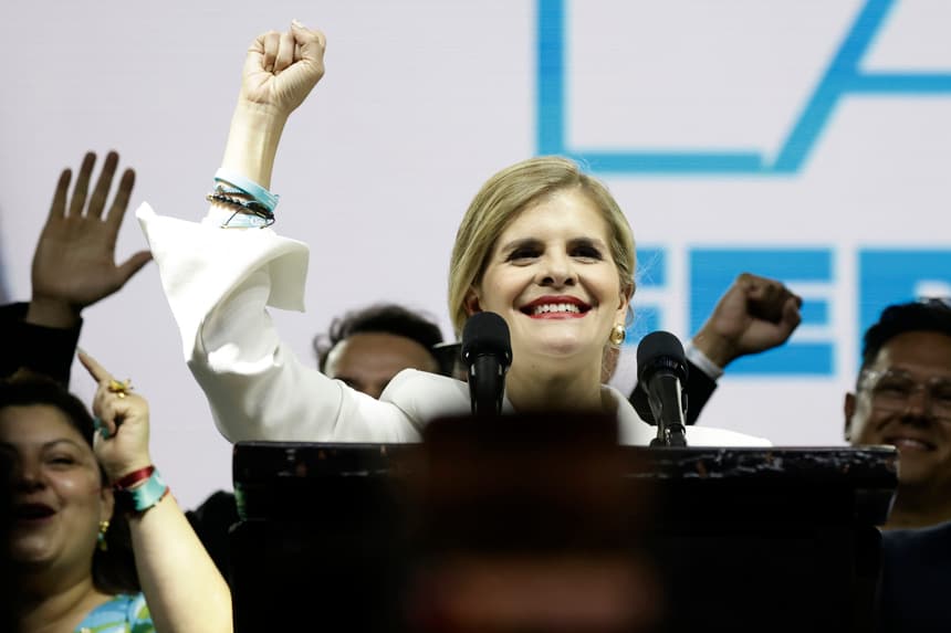 La candidata derechista del Partido Pueblo Soberano Laura Fernández celebra este domingo, en San José, Costa Rica. E(FE/ Jeffrey Arguedas)