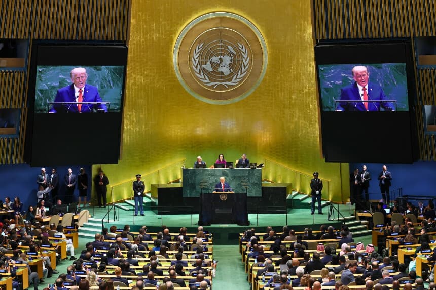NUEVA YORK, NUEVA YORK - 23 DE SEPTIEMBRE: El presidente de los Estados Unidos, Donald Trump, habla durante la Asamblea General de las Naciones Unidas (AGNU) en la sede de las Naciones Unidas el 23 de septiembre de 2025 en la ciudad de Nueva York. Los líderes mundiales se reunieron para la 80.ª sesión de la AGNU, cuyo tema este año fue "Mejor juntos: 80 años y más por la paz, el desarrollo y los derechos humanos". (Foto de Michael M. Santiago/Getty Images).