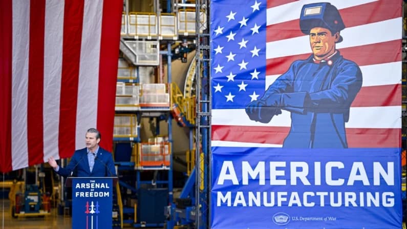 Hegseth elogia el trabajo de Blue Origin durante su visita a Cabo Cañaveral