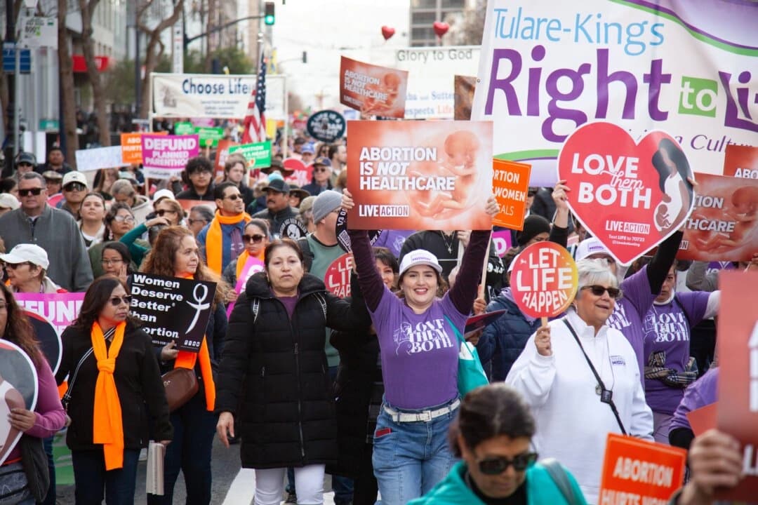 Personas con carteles durante la 21.ª Caminata Anual por la Vida en San Francisco, California, el 25 de enero de 2025. (Lear Zhou/The Epoch Times)