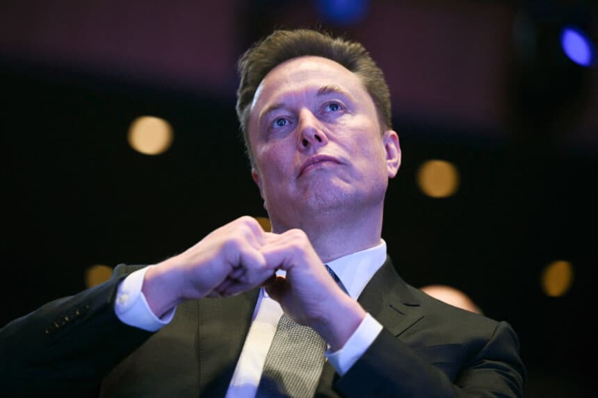 Elon Musk observa mientras el presidente de los Estados Unidos, Donald Trump, habla en el Foro de Inversión Estados Unidos-Arabia Saudita en el Centro John F. Kennedy para las Artes Escénicas en Washington, D.C., el 19 de noviembre de 2025. (Foto de Brendan SMIALOWSKI / AFP) (Foto de BRENDAN SMIALOWSKI/AFP a través de Getty Images)