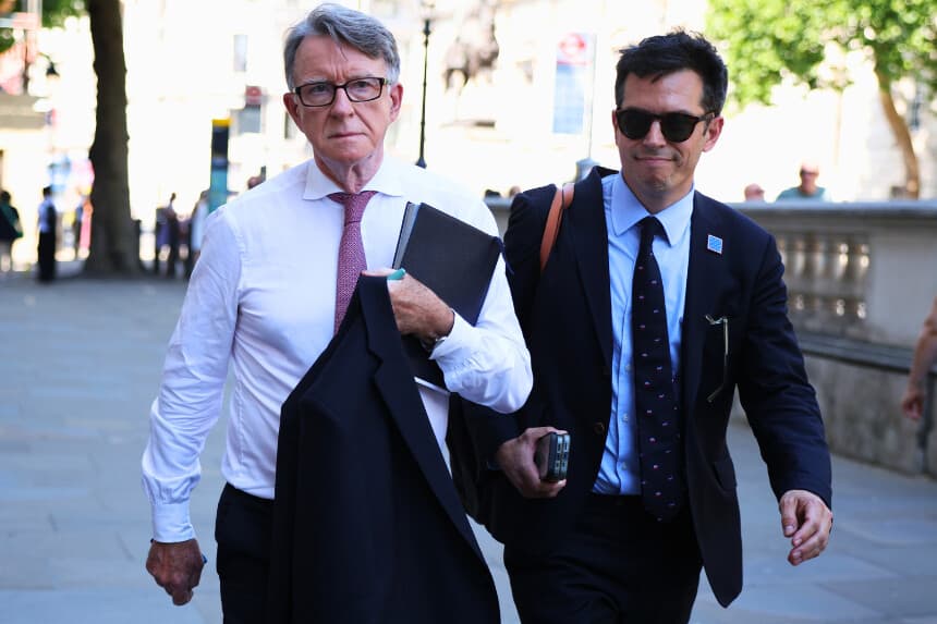 LONDRES, INGLATERRA - 18 DE JUNIO: El embajador británico en Estados Unidos, Peter Mandelson (izquierda), asiste a la reunión de emergencia del COBRA el 18 de junio de 2025 en Londres, Inglaterra. Según se informa, el primer ministro Keir Starmer preside hoy una reunión de emergencia del COBRA, tras la preocupación de que Estados Unidos pueda verse involucrado en el conflicto entre Israel e Irán. (Foto de Dan Kitwood/Getty Images)