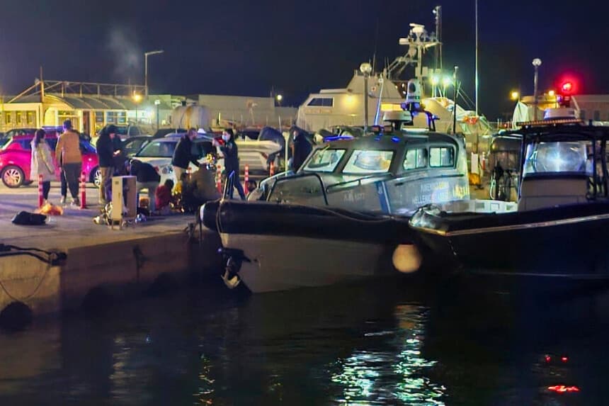 Oficiales de la guardia costera griega llevan a cabo operaciones de rescate en un puerto de la isla de Quíos, en el mar Egeo oriental, Grecia, el 3 de febrero de 2026. (Pantelis Fykaris/AP).