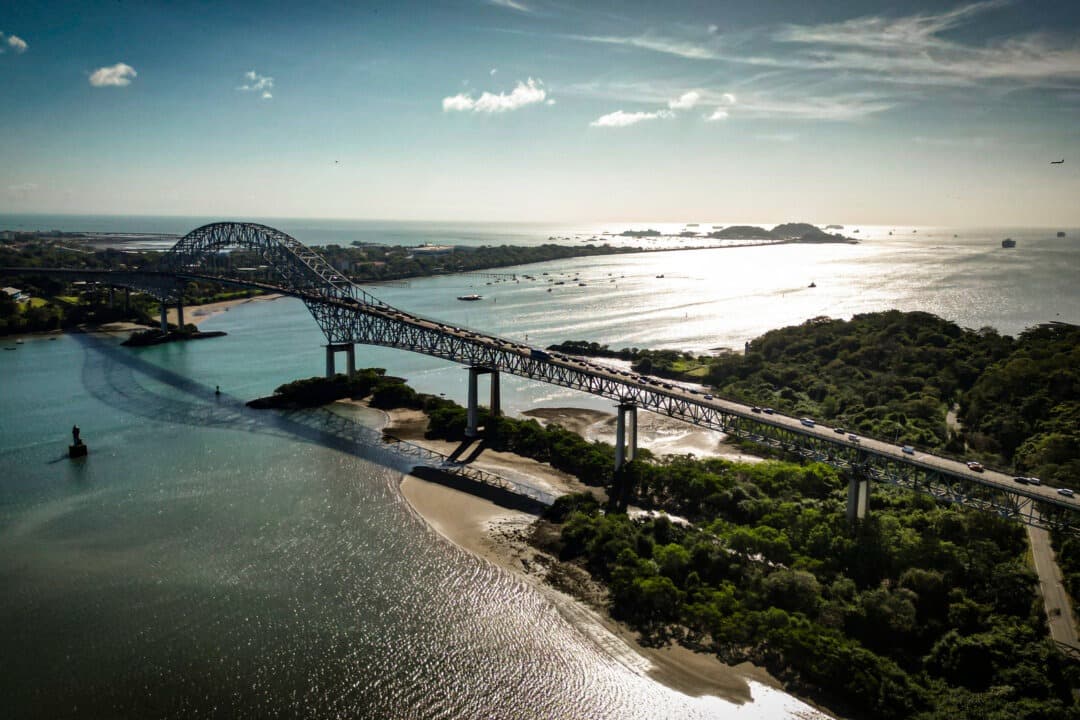 Panorámica aérea del Puente de las Américas en la entrada del Pacífico del Canal de Panamá, situado junto al puerto de Balboa en la ciudad de Panamá, Panamá, el 30 de enero de 2026. (Martin Bernetti/AFP a través de Getty Images).