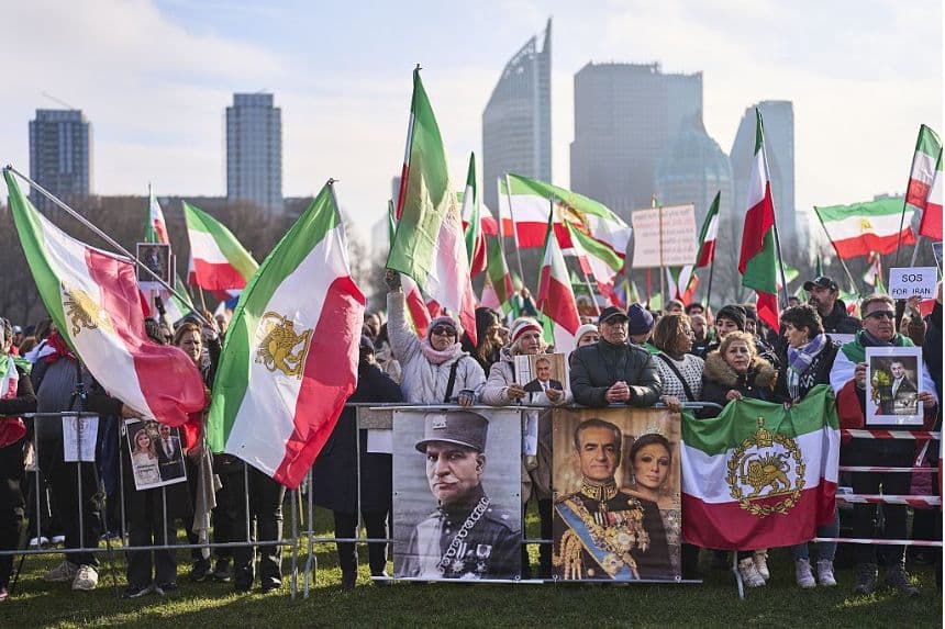 Manifestantes sostienen banderas iraníes anteriores a la Revolución Islámica de 1979 y un retrato del antiguo sha de Irán, Mohammad Reza Pahlavi, y su viuda, Farah Pahlavi, durante una manifestación en apoyo al pueblo iraní en La Haya, el 31 de enero de 2026. (Phil Nijhuis / diversas fuentes / AFP a través de Getty Images)