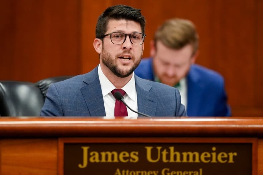 El fiscal general de Florida, James Uthmeier, habla en el Capitolio de Tallahassee, Florida, el 5 de marzo de 2025. (Rebecca Blackwell/AP Photo)