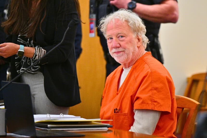 ALBUQUERQUE, NUEVO MÉXICO - 20 DE ENERO: El director y actor Timothy Busfield observa antes de una audiencia en la Corte Judicial del Segundo Distrito en el Palacio de Justicia del Condado de Bernalillo el 20 de enero de 2026 en Albuquerque, Nuevo México. Los fiscales han acusado a Busfield de dos cargos de contacto sexual delictivo con un menor y un cargo de abuso infantil. (Foto de Sam Wasson/Getty Images).