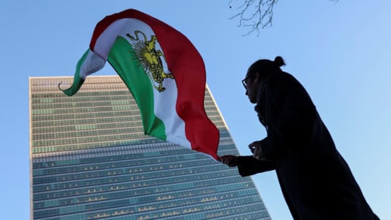 Trump ordena aranceles del 25 por ciento a países que comercian con Irán