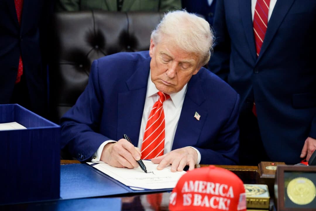 Trump firma orden dirigida a inmigrantes ilegales, ampliando el acceso del DHS a los antecedentes penales