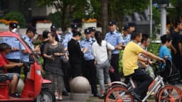 China recorta 300,000 empleos de agentes del orden por denuncias de abusos y presión fiscal