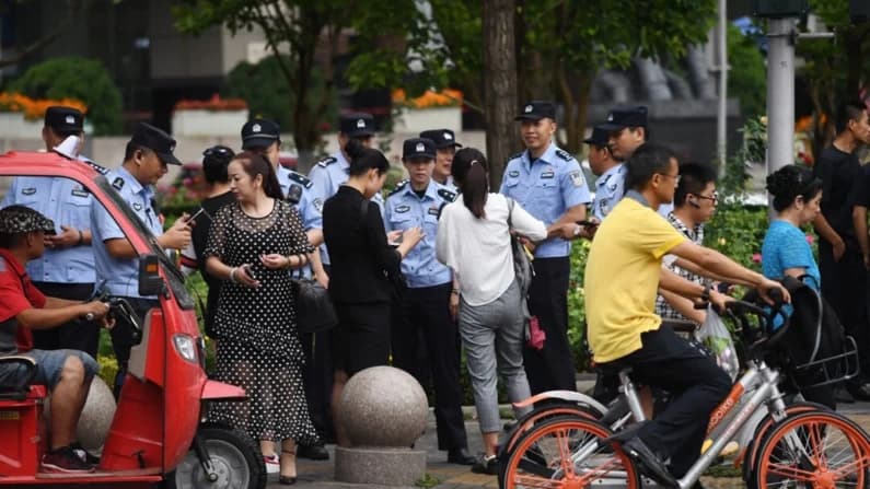 China recorta 300,000 empleos de agentes del orden por denuncias de abusos y presión fiscal