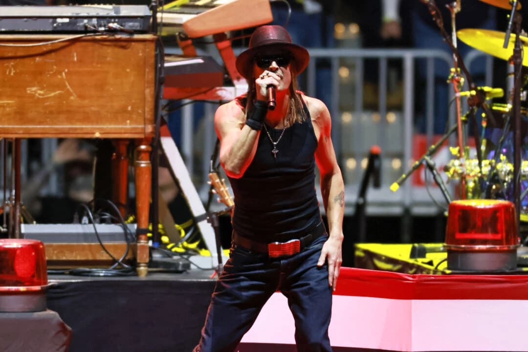 Kid Rock actúa en el mitin "Make America Great Again Victory Rally" en el Capital One Arena de Washington el 19 de enero de 2025. (John Fredricks/The Epoch Times)