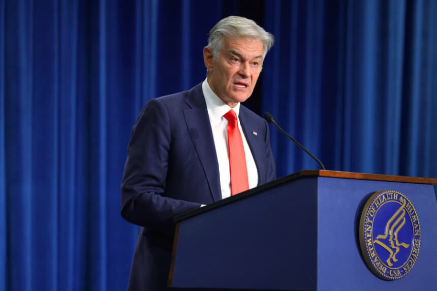 El administrador de los Centros de Servicios de Medicare y Medicaid, Mehmet Oz, habla durante un anuncio en el Departamento de Salud y Servicios Humanos el 18 de diciembre de 2025 en Washington, D.C. (Foto de Alex Wong/Getty Images)
