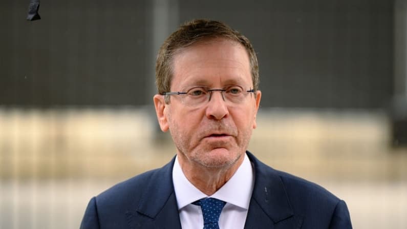Herzog advierte que el antisemitismo es una "amenaza global" en visita al lugar del ataque en Bondi