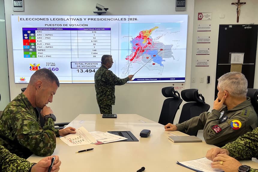 Fotografía cedida por las Fuerzas Militares de Colombia que muestra al Comandante General de las Fuerzas Militares de Colombia, Hugo Alejandro López Barreto (c) durante una reunión este lunes, en Bogotá, Colombia. Barreto afirmó que el operativo contará con vehículos blindados, aeronaves, drones y medios fluviales y navales, con el fin de asegurar que los colombianos puedan acudir a las urnas "en condiciones libres, seguras y transparentes". (EFE/ Fuerzas Militares de Colombia)
