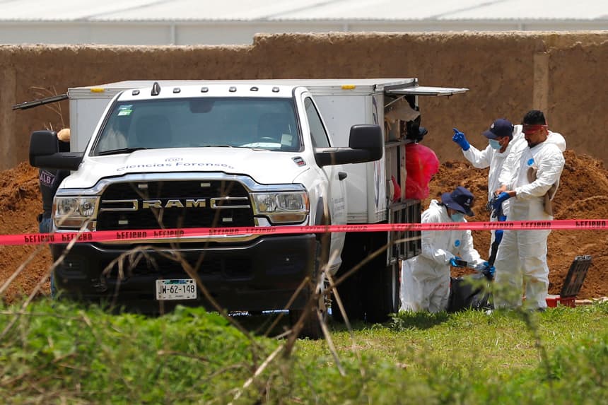 Peritos forenses trabajan en la zona en donde fue localizado un cuerpo humano. Imagen de archivo. (EFE/ Francisco Guasco)