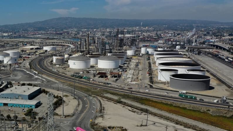 EE. UU. sopesa permitir que buques extranjeros transporten crudo estadounidense a refinerías nacionales