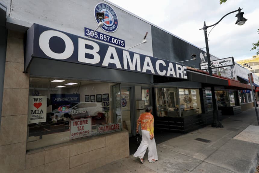 Un cartel de Obamacare se exhibe fuera de una agencia de seguros, en Miami, Florida, el 12 de noviembre de 2025. (Joe Raedle/Getty Images)