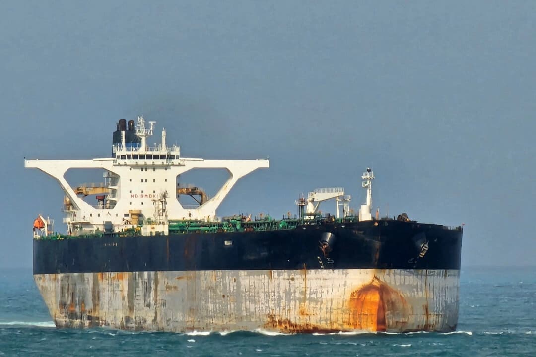 El buque petrolero Bella 1 en el estrecho de Singapur, después de que funcionarios estadounidenses dijeran que la Guardia Costera estadounidense persiguió a un petrolero en aguas internacionales cerca de Venezuela, en esta imagen de archivo tomada de las redes sociales el 18 de marzo de 2025. (Hakon Rimmereid/vía Reuters)