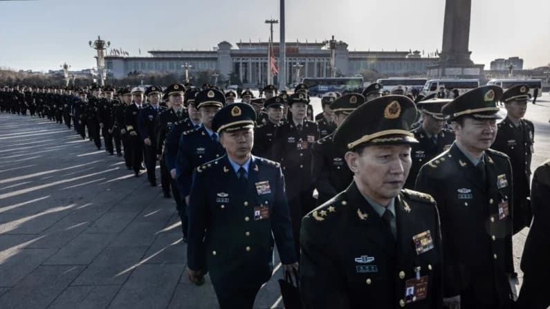 Periódico militar chino cambia su tono tras la purga de generales de alto rango, lo que indica malestar en las filas de Xi