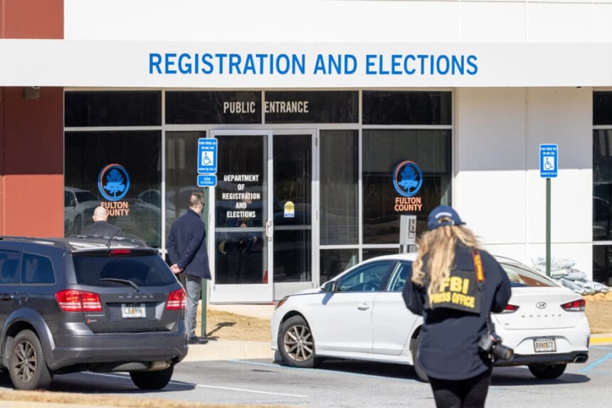 Un miembro de la oficina de prensa del FBI se acerca al Centro Electoral y de Operaciones del Condado de Fulton en Union City, Georgia, el 28 de enero de 2026. (Arvin Temka/Atlanta Journal-Constitution vía AP).