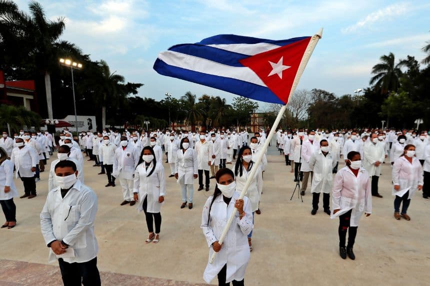 Guatemala no renovará acuerdo para la contratación de médicos cubanos