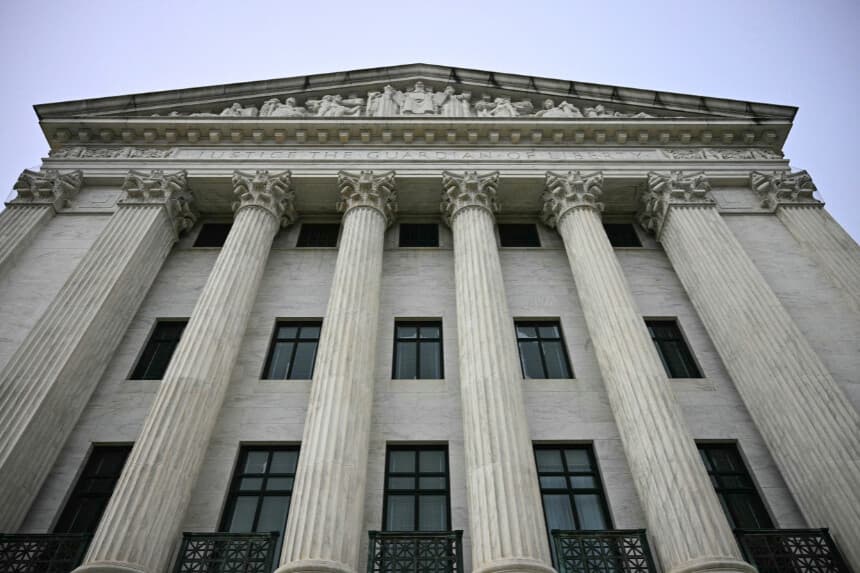 Vista de la parte trasera de la Corte Suprema de Estados Unidos, 8 de diciembre de 2025. (Foto de Jim WATSON / AFP a través de Getty Images).