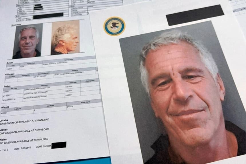 Los documentos que se incluyeron en la publicación del Departamento de Justicia de Estados Unidos sobre los archivos de Jeffrey Epstein son fotografiados el 2 de enero de 2026. (Jon Elswick/AP Photo)