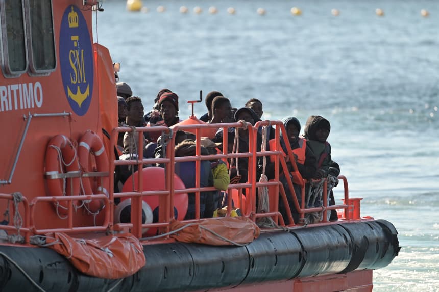 10/02/2026.- Un cayuco con 144 personas a bordo han sido rescatado por las embarcaciones de Salvamento Marítimo Salvamar Navia y Salvamar Diphda cuando se encontraba a 53 kilómetros del sur de la isla de El Hierro. (EFE/Gelmert Finol)