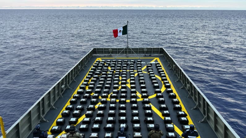 México y EE. UU. en una operación conjunta incautan tonelada de presunta cocaína en aguas del pacífico