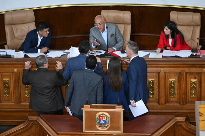 El presidente de la Asamblea Nacional de Venezuela, Jorge Rodríguez (C), habla con los legisladores durante el debate sobre el proyecto de ley para la reforma parcial de la Ley Orgánica de Hidrocarburos en la Asamblea Nacional en Caracas, el 29 de enero de 2026. (Federico PARRA / AFP vía Getty Images)