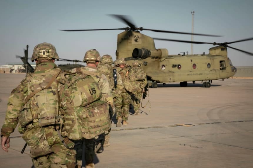 Soldados del Ejército de EE. UU. cargan un Chinook CH-47 en apoyo de la Fuerza de Tarea Conjunta Combinada —Operación Resolución Inherente— cerca de la guarnición de Al-Tanf, Siria, el 29 de octubre de 2024. (Sargento de Estado Mayor Mahsima Alkamooneh/Ejército de EE. UU.)