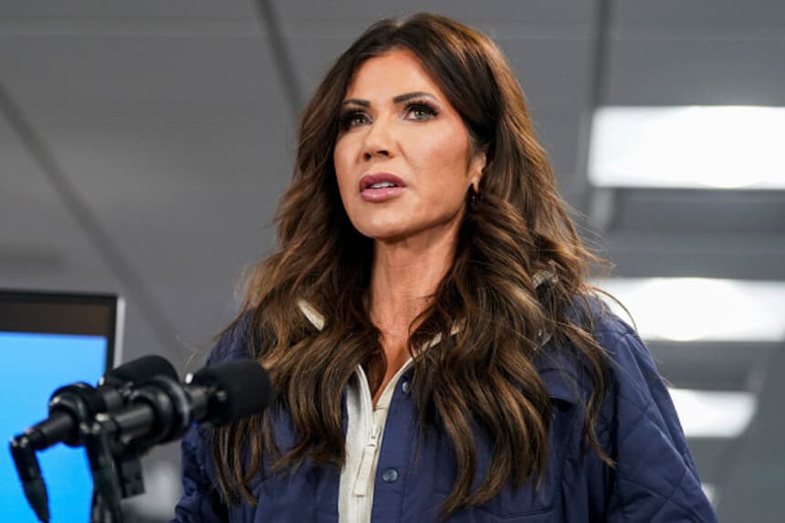 La secretaria de Seguridad Nacional de EE. UU., Kristi Noem, habla durante una rueda de prensa en el Centro Nacional de Coordinación de Respuestas, en la sede de la Agencia Federal para el Manejo de Emergencias (FEMA), el 24 de enero de 2026 en Washington, D.C. Agentes federales de inmigración dispararon y mataron a otro ciudadano estadounidense el sábado por la mañana, posteriormente identificado como Alex Pretti, durante una operación en Minneapolis, Minnesota. (Al Drago/Getty Images)