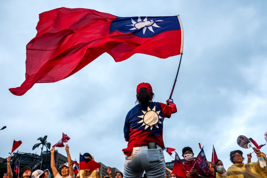 Imagen ilustrativa: Un simpatizante del principal partido de oposición de Taiwán, el Kuomintang (KMT), ondea la bandera nacional del país durante un mitin contra la elección de revocatoria frente a la Oficina Presidencial en Taipéi el 25 de julio de 2025. (I-HWA CHENG/AFP via Getty Images)