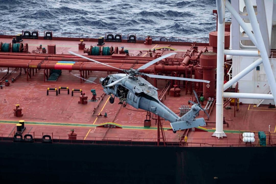 Las fuerzas estadounidenses abordaron el Veronica III en la región militar del Indo-Pacífico el 15 de febrero de 2026. (Departamento de Guerra de los Estados Unidos)